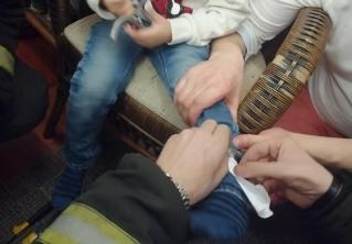 4-летний мальчик играл с наручниками и защелкнул их. На помощь пришли спасатели
