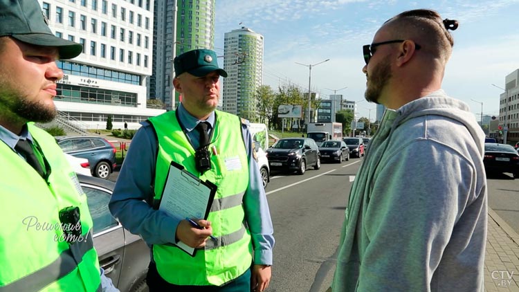 Решил скрыться с места, не дожидаясь ГАИ. В Минске на глазах журналиста задержали таксиста-нарушителя-18