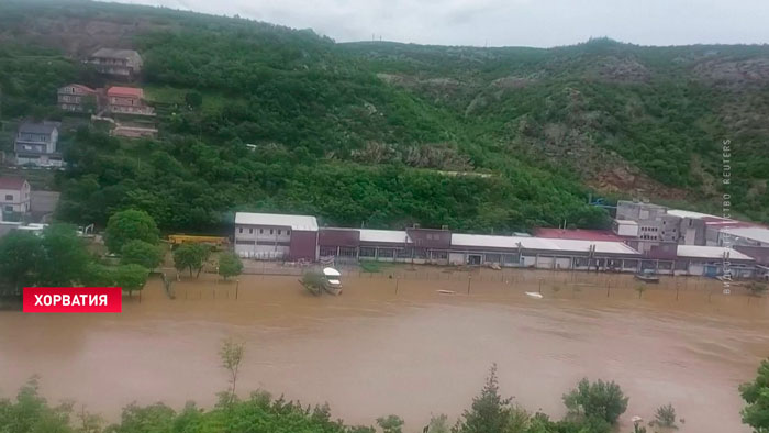 На западе Хорватии сильные дожди вызвали наводнения. Под воду ушли центральные улицы