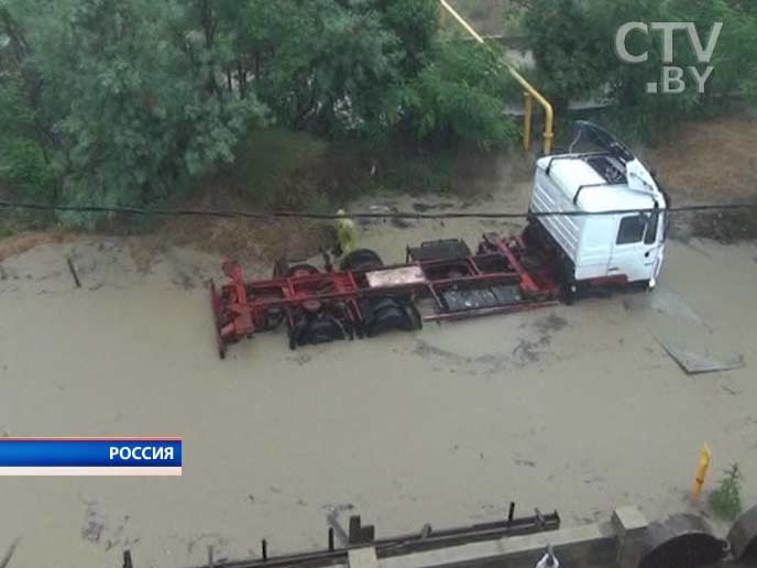 Наводнение в Сочи: некоторые районы полностью затоплены, движение в городе парализовано