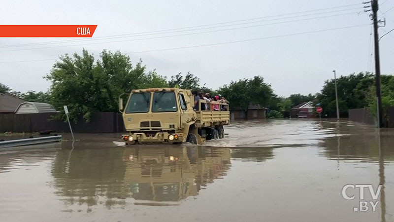 Дома и машины ушли под воду: юг США затопило из-за сильных ливней-1