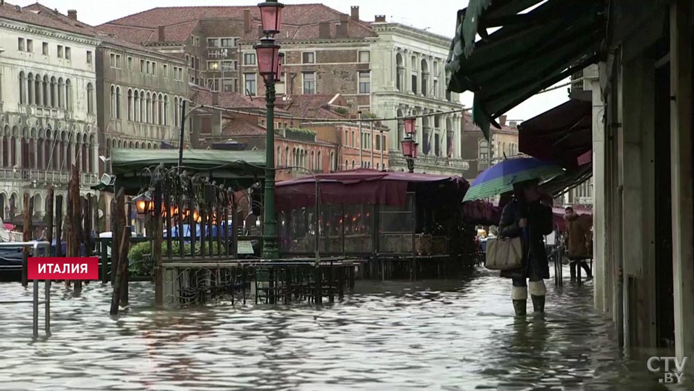 Венецию затопило, под водой четверть города -1