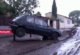 Во Франции из-за ливней затопило десятки зданий, жители массово покидают свои дома