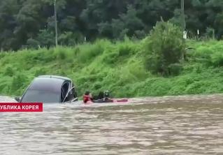В Южной Корее из-за наводнений и оползней погибли 33 человека, 7 000 жителей покидают дома