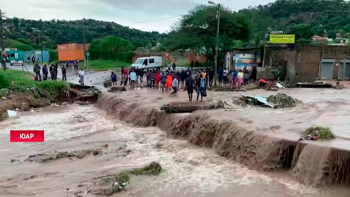 В ЮАР от наводнений пострадали почти 300 человек. Вода размыла дороги и разрушила мосты-1