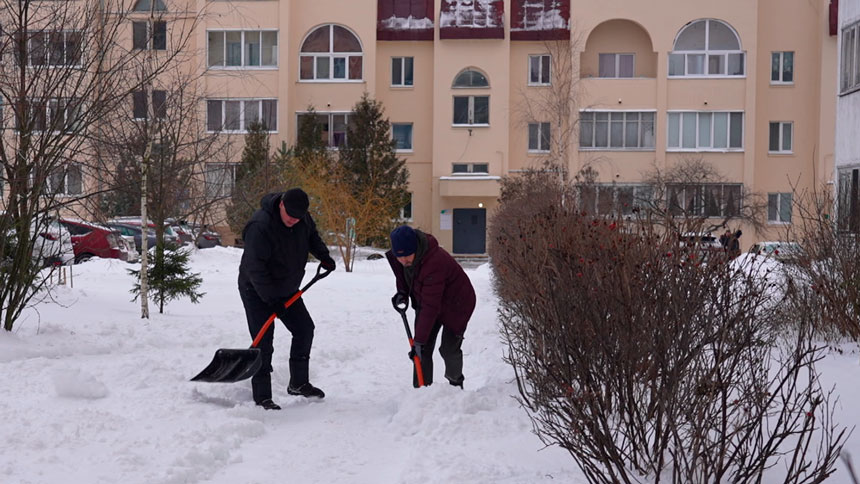 Неравнодушные минчане помогают коммунальщикам расчищать дороги и дворы