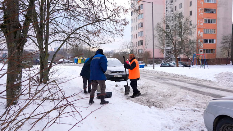 В Беларуси продолжается работа по очистке придомовых территорий от снега