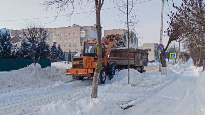 Задействовано более 200 единиц техники – ЖКХ продолжает устранять снежные последствия «Леони»