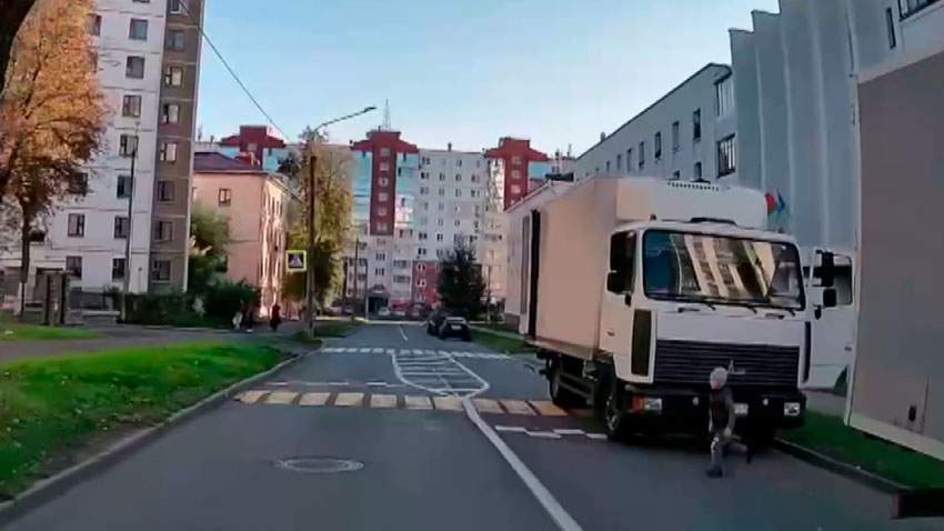 Трехлетний ребенок попал под колеса грузовика в Минске – мальчика доставили в больницу
