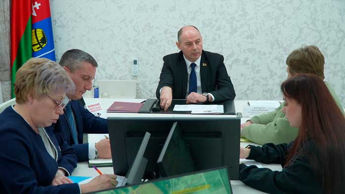 Председатель Миноблисполкома провёл приём граждан в Смолевичах