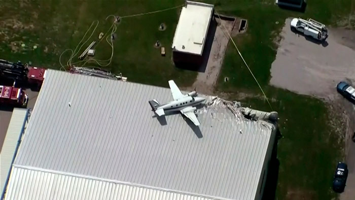 В США небольшой самолёт совершил аварийную посадку на крышу ангара