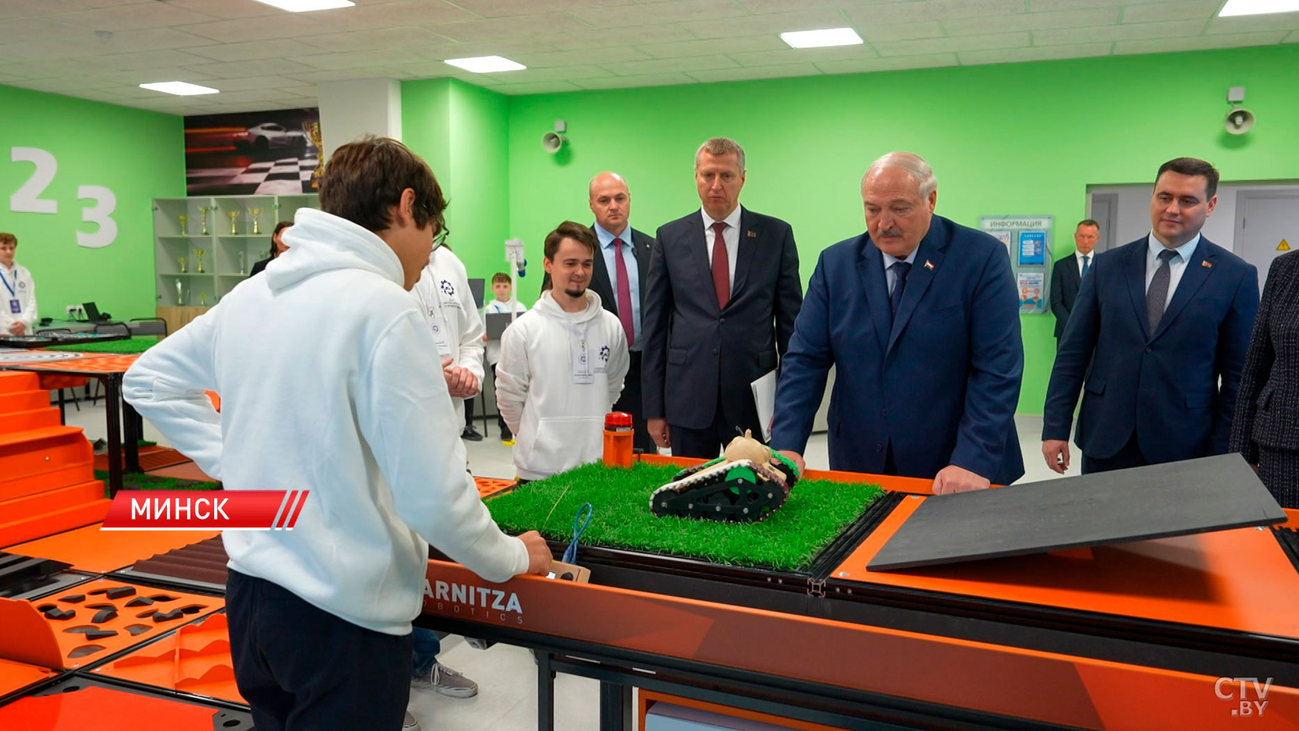 «В доме у меня таких нет». Лукашенко показали прототип робота-пылесоса-4