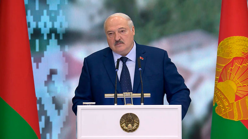 «Это уже вопрос национальной безопасности». Лукашенко о белорусском мобильном телефоне