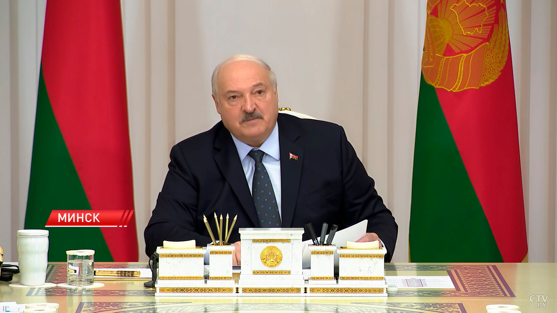 Президент: ни копейки нельзя тратить на всякие офисы, конторы и прочее. У нас этого барахла хватает-4