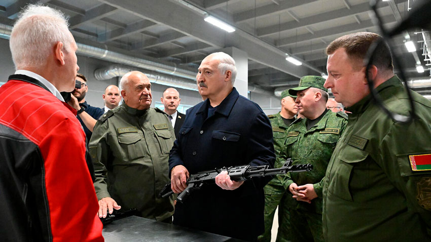 У нас есть все, чтобы вооружить солдата – Лукашенко на отечественном производстве стрелкового оружия