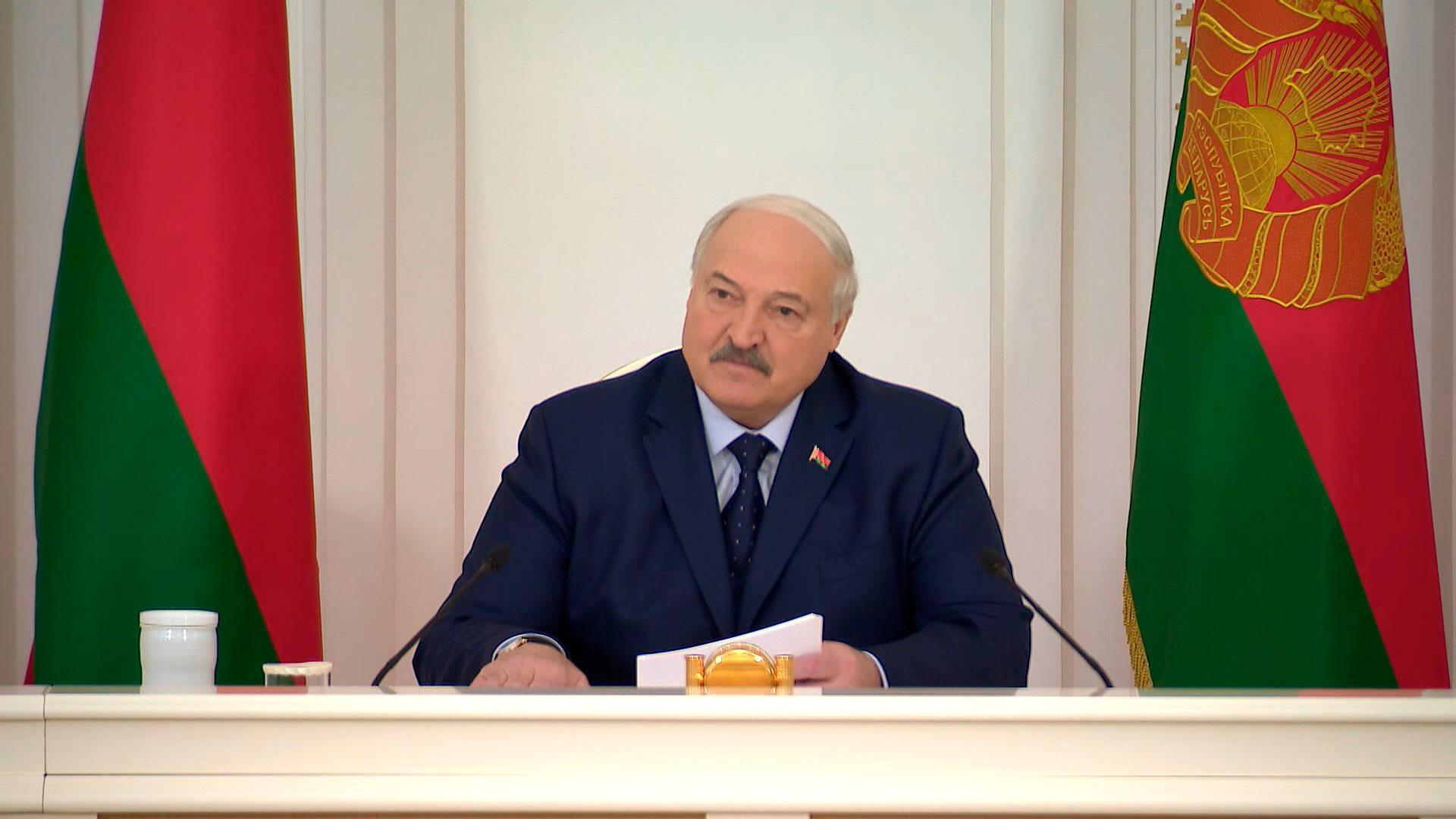 Лукашенко: у нас самые низкие цены в мире. Если не можешь купить, ну так иди работай