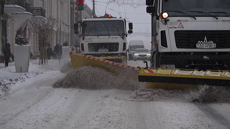 Более 1500 работников ЖКХ были заняты в уборке дворов Минска за сутки