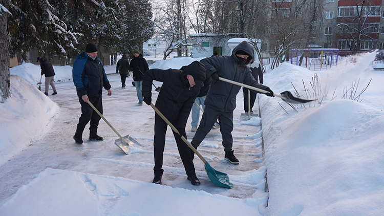 Милиционеры Минска организовали акцию по уборке территорий детсадов от снега
