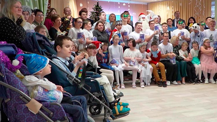 Для каждого нашёлся номер по интересам – побывали на новогоднем празднике для особенных детей