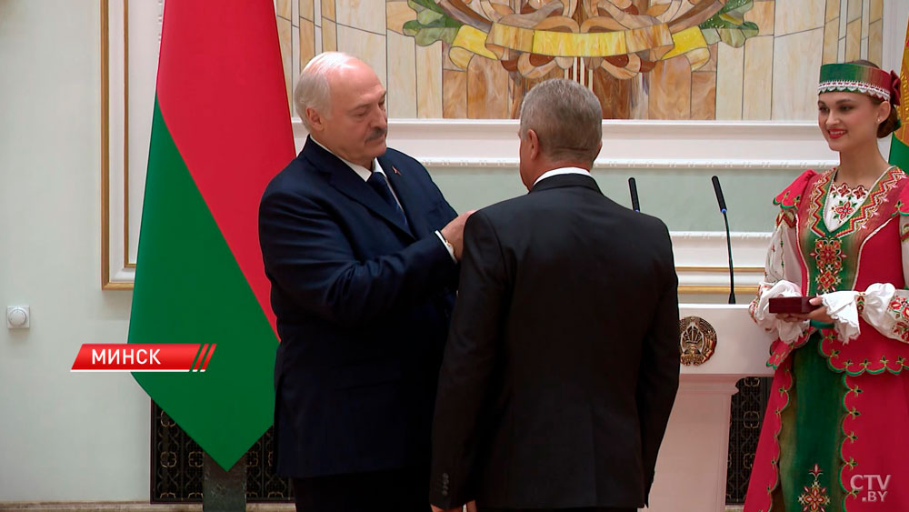 Лукашенко вручил государственные награды накануне Дня народного единства-2