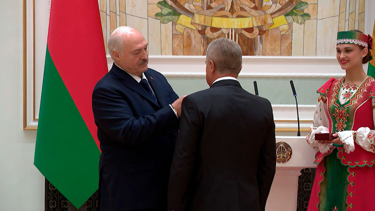 Лукашенко вручил государственные награды накануне Дня народного единства Лукашенко вручил государственные награды накануне Дня народного единства