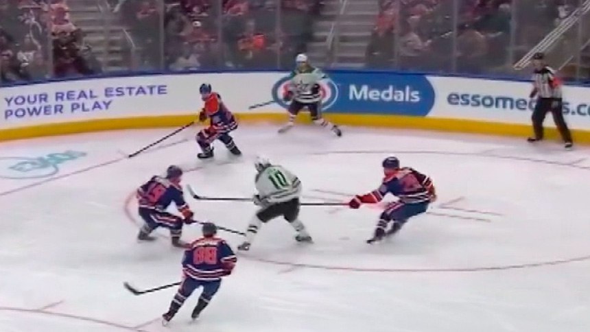 Владислав Колячонок сделал первую голевую передачу в карьере НХЛ