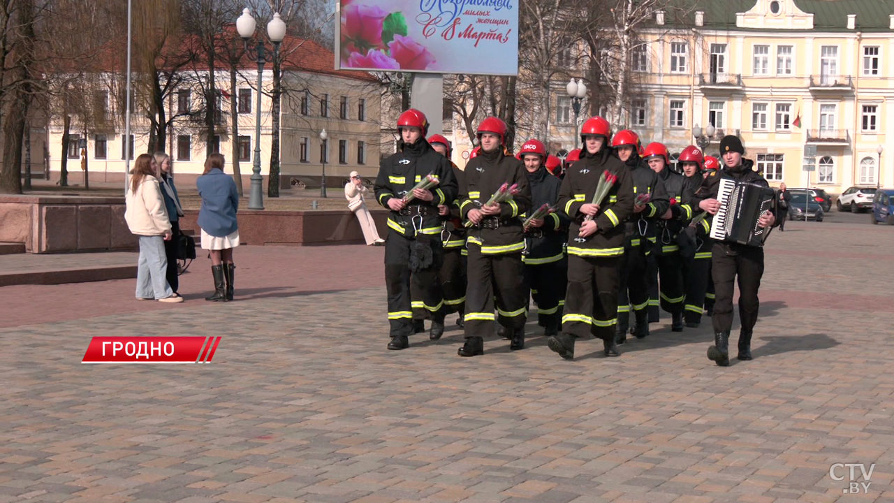 Гродненские спасатели организовали праздничную акцию для представительниц прекрасного пола-10