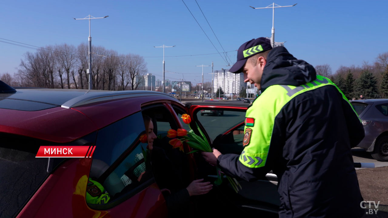 Причина остановки – 8 Марта! Сотрудники ГАИ поздравили автолюбительниц с праздником-2