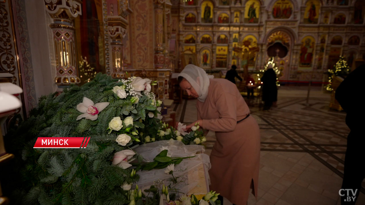 Православные христиане украшают храмы к Рождеству-2