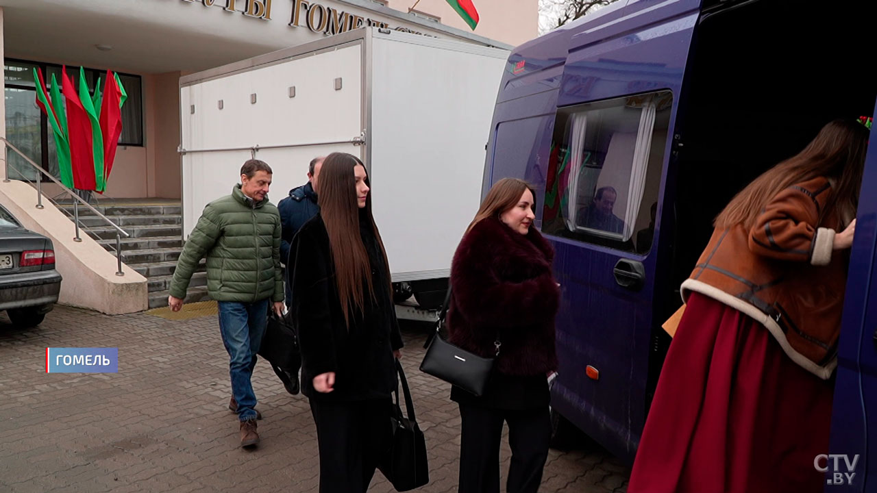 Сцена в прицепе – клуб на колёсах гастролирует по Гомельской области и даёт концерты-2