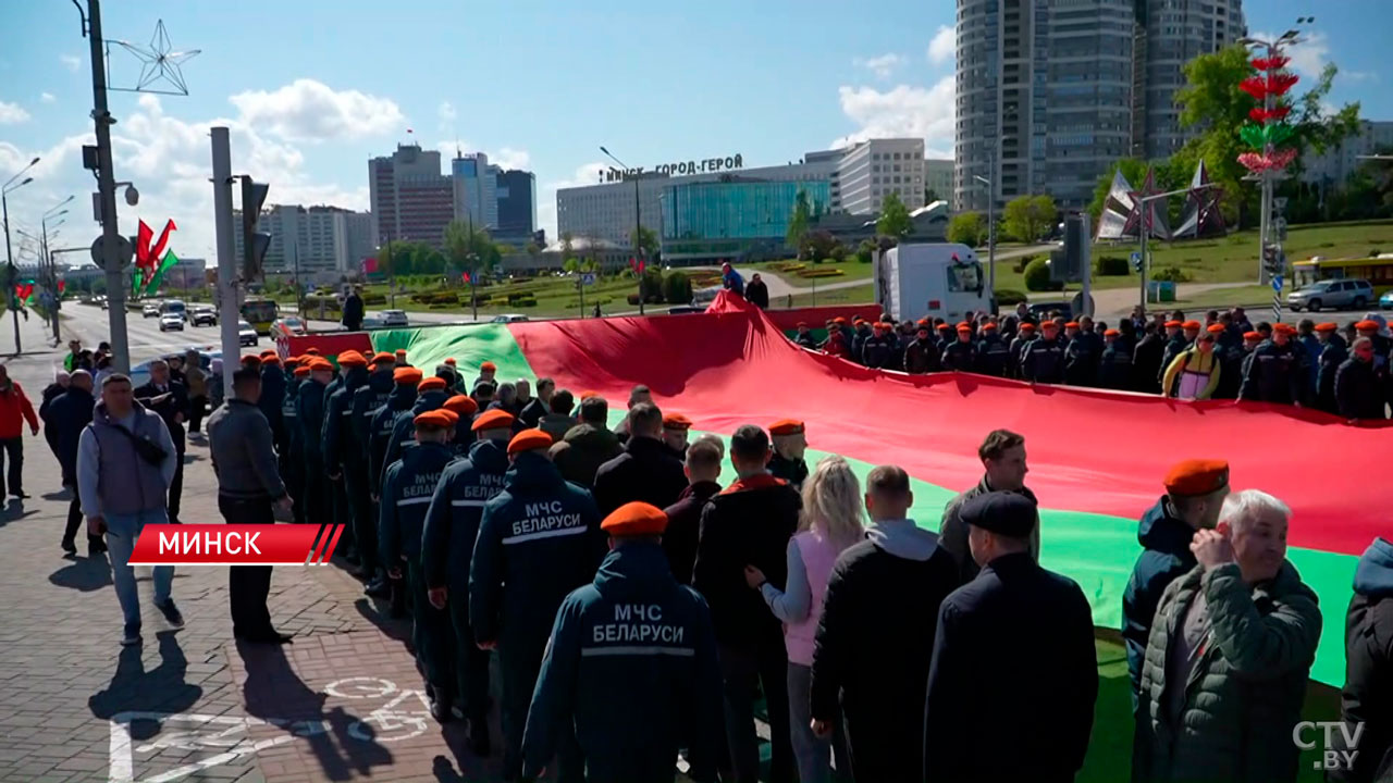 Сотни белорусов пронесли самое большое полотнище государственного флага по пр. Победителей-2