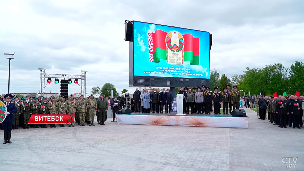 В Витебске торжественно открылась площадь Государственного герба и флага-10
