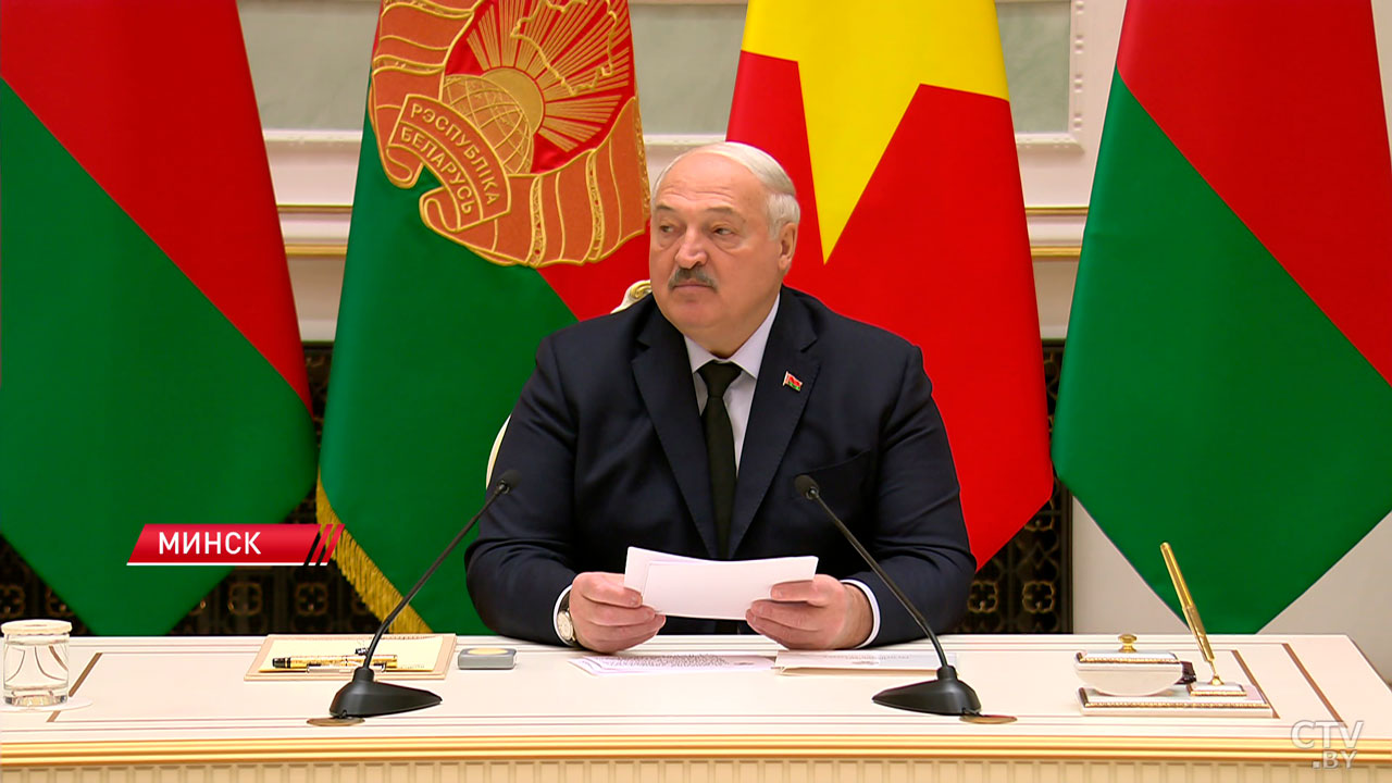 Лукашенко: надо возобновить поставки во Вьетнам карьерной техники, грузовиков и тракторов «Беларус»-4