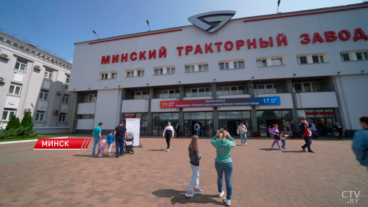 Экскурсия в цехах, выставка ретро-техники и игровые площадки – на МТЗ проходит день открытых дверей-2