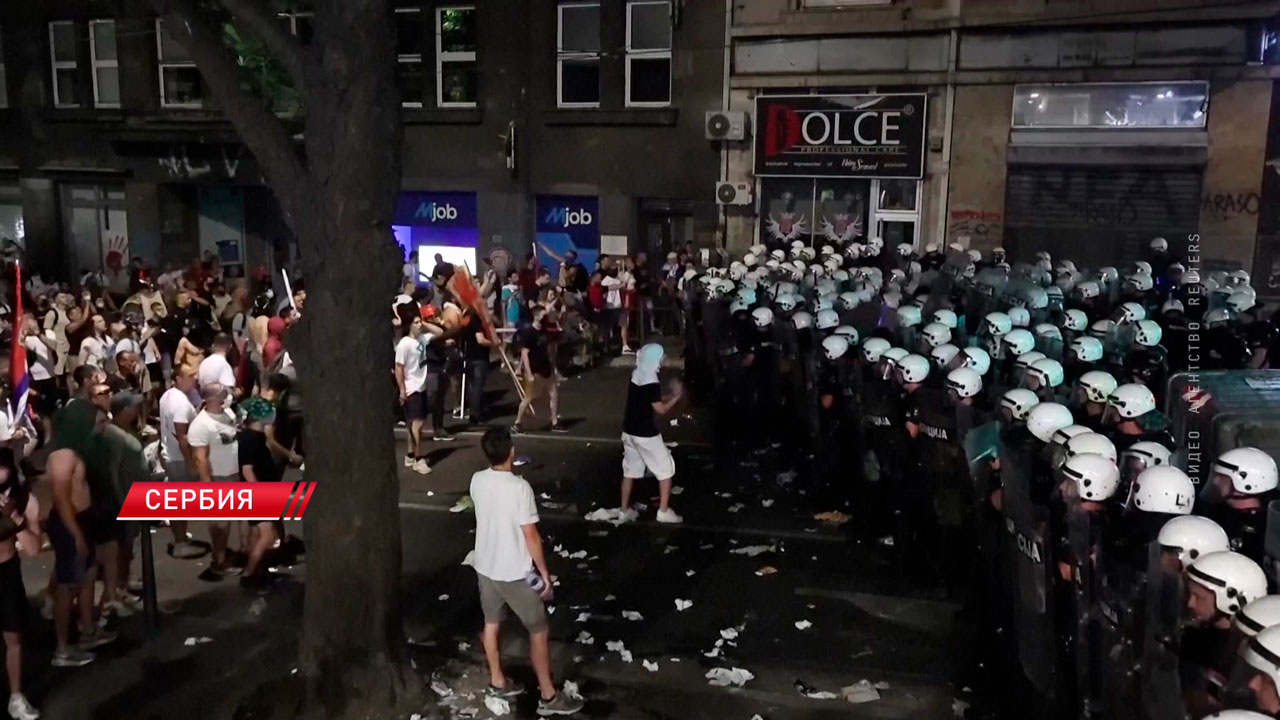 Более 30 тыс. человек вышли на улицы Белграда, требуя досрочных парламентских выборов