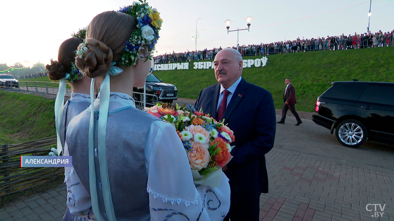 Лукашенко на Купалье! Народные гулянья на малой родине Президента – как это было-12