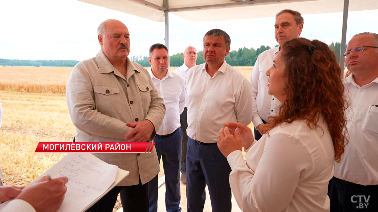 Александр Лукашенко ознакомился с состоянием дел в агрокомбинате «Заря»-2 Александр Лукашенко ознакомился с состоянием дел в агрокомбинате «Заря»-2