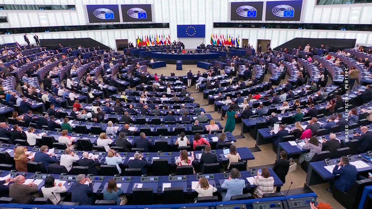 Европарламент отклонил вотум недоверия Урсуле фон дер Ляйен