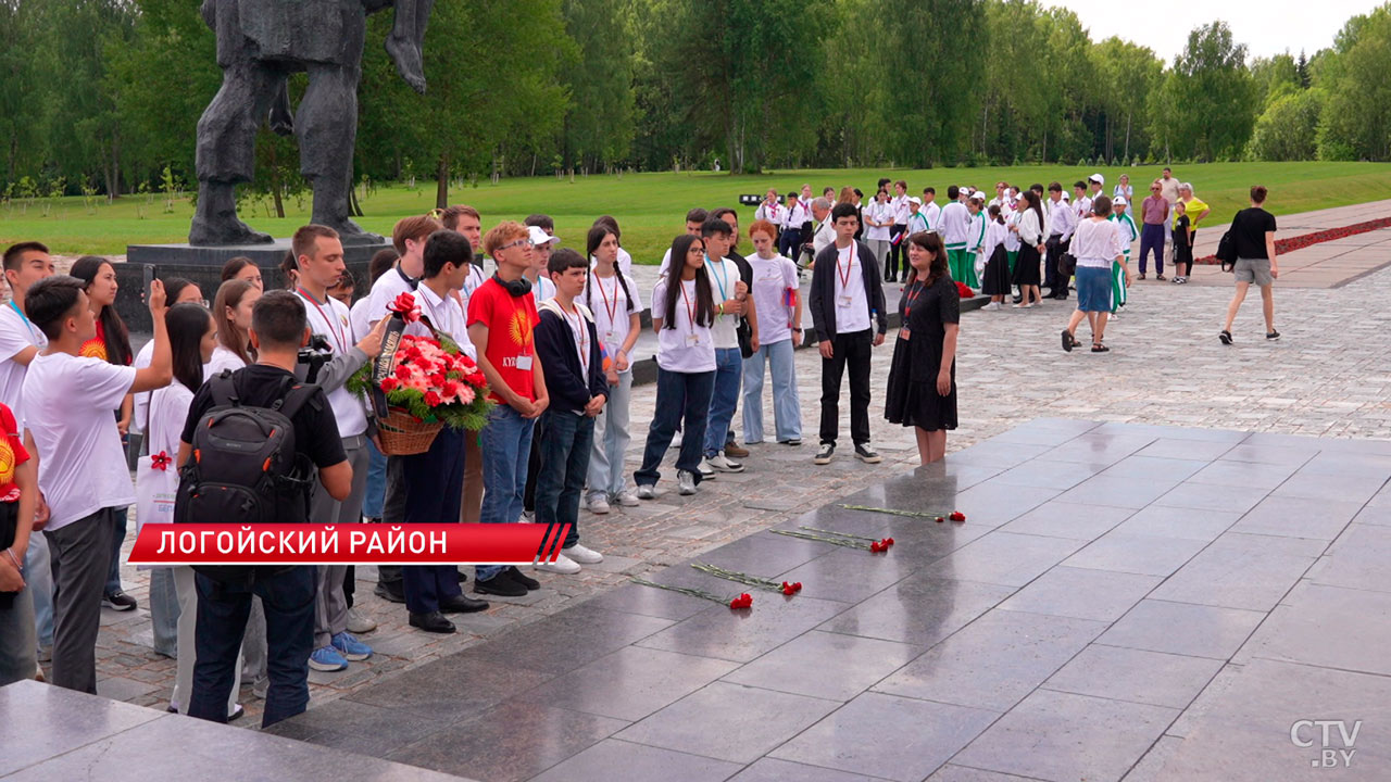 Участники форума «Дети Содружества» посетили мемориальный комплекс «Хатынь»-2