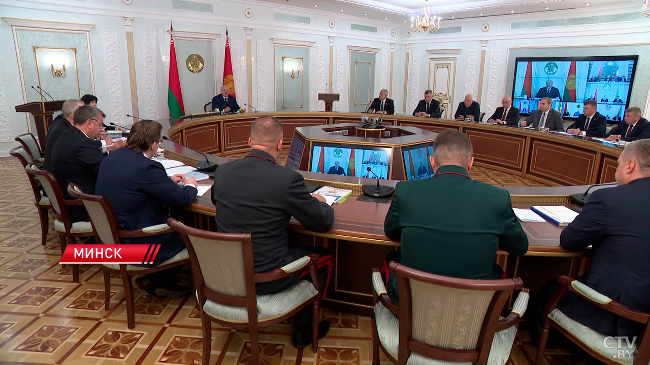 Лукашенко – чиновникам: я вчера проехал по типичным для Беларуси полям и знаю обстановку!-2