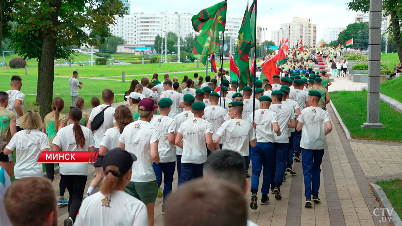 Участники «Марша Победы» возложили цветы к стеле «Минск – город-герой»-8