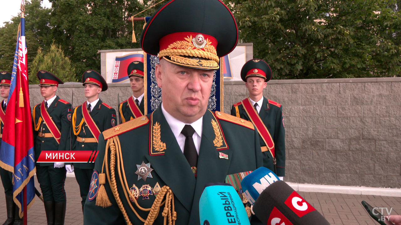 195 сотрудников МЧС приняли присягу в День пожарной службы -6