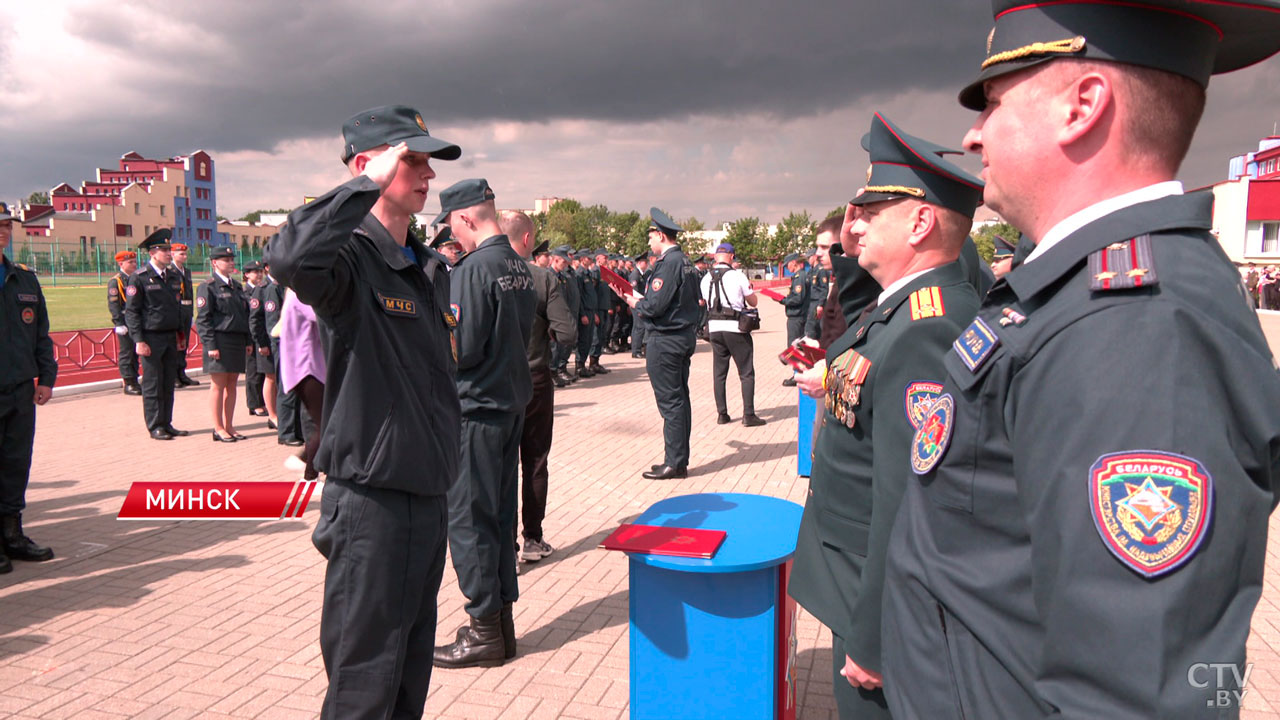 195 сотрудников МЧС приняли присягу в День пожарной службы -2