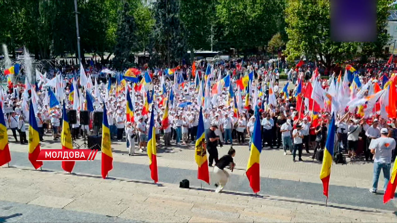 В Молдове десятки тысяч человек вышли на протесты против политики Майи Санду