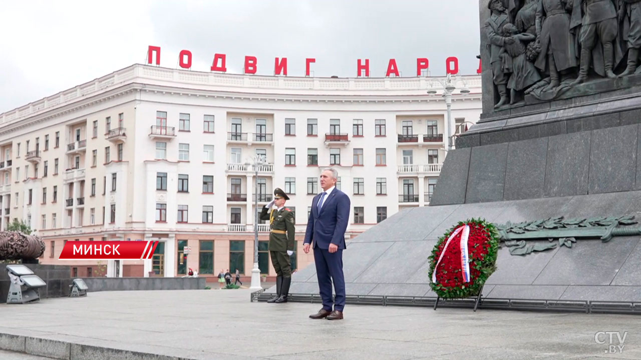 Губернатор Тюменской области возложил цветы к подножию монумента Победы-2