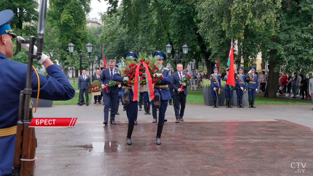 В Бресте возложили цветы к мемориалу, посвящённому подвигу 1-го Белорусского фронта-2