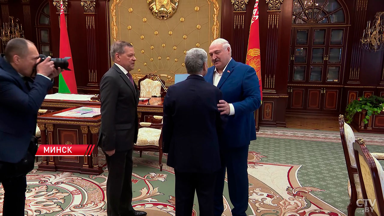 5-часовые переговоры во Дворце Независимости! Что Лукашенко обсуждал со спецпосланником США?-16