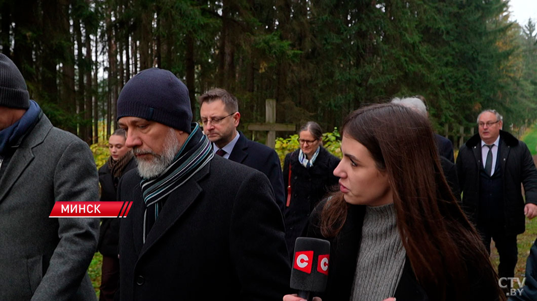 Спектакль под прицелом камер – евродипломаты посетили урочище Куропаты-4