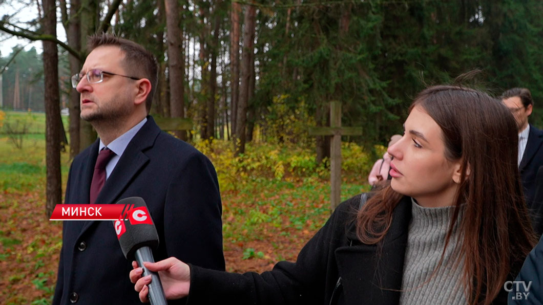 Спектакль под прицелом камер – евродипломаты посетили урочище Куропаты-6