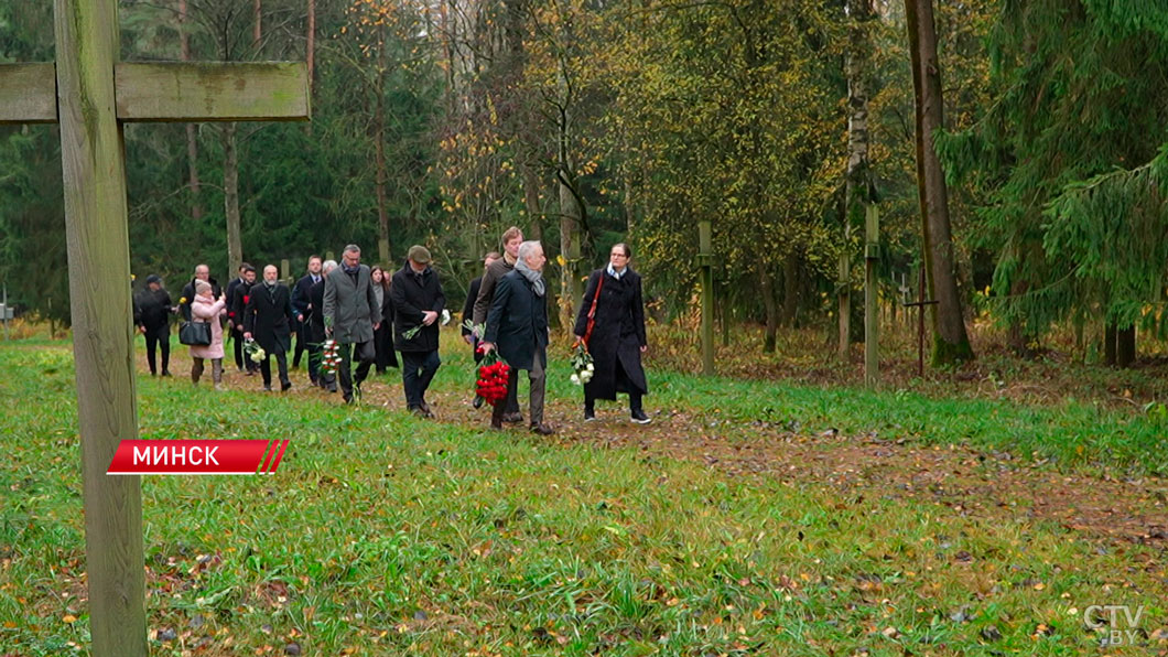 Спектакль под прицелом камер – евродипломаты посетили урочище Куропаты-2